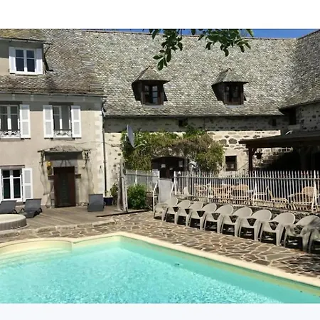 à En Aubrac Avec Piscine Casa de Férias *
